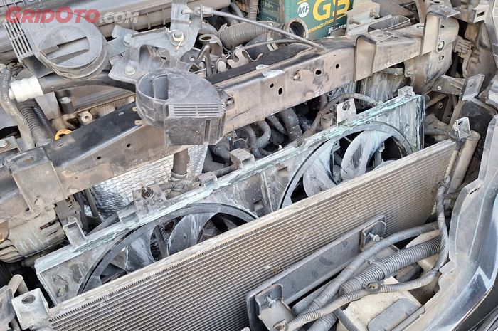 radiator bocor, Upper tank, ganti upper tank, irul radiator, Bahaya Buat Mesin! Jangan Anggap Sepele Coolant Bocor Berceceran