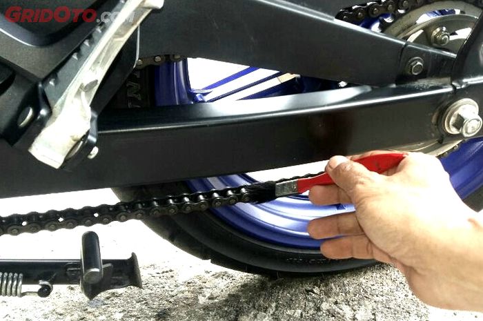 rantai motor, motor bekas, cara merawat rantai, merawat rantai motor, cara bersihkan rantai, membersihkan rantai motor, cara bersihkan rantai motor, Cara merawat rantai motor, Cara Simpel Bersihkan Rantai Motor Berkerak Cuma Dengan Sabun Cuci