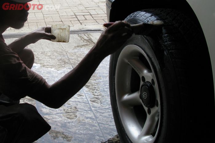 mobil, michelin indonesia, semir ban, Mochammad Fachrul Rozi, Mesti Waspada, Semir Ban Kayak Gini Bisa Bikin Ban Mobil Retak-Retak