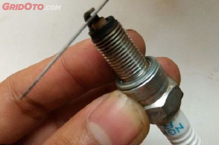 irit, nikel, busi, ruang bakar, iridium, Malah Keluar Duit Banyak, Efek Busi Mobil Malas Diganti Berkala
