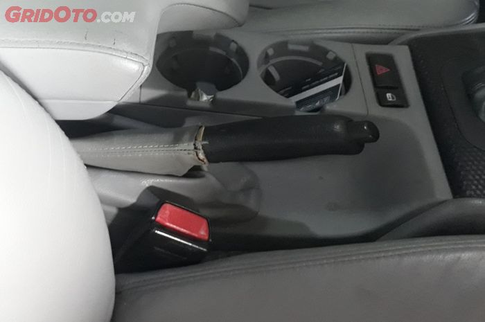 mobil, tangan, rem tangan, rem tangan mobil, Ini yang Terjadi Kalau Lupa Menurunkan Rem Tangan Saat Mobil Maju