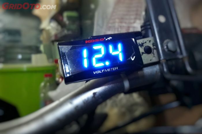 motor bekas, voltmeter, pasang voltmeter, cara pasang voltmeter, cara pasang voltmeter universal, cara pasang voltmeter di motor, voltmeter universal, Cara Mudah Pasang Voltmeter Universal di Motor Injeksi Tanpa ke Bengkel