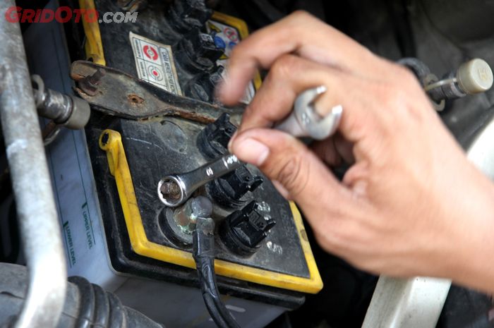 aki mobil, kepala aki, kepala terminal aki, bahaya kepala aki mobil dikencangkan berlebihan, Ini Akibatnya Kalau Kepala Aki Mobil Bekas Dikencangkan Berlebihan