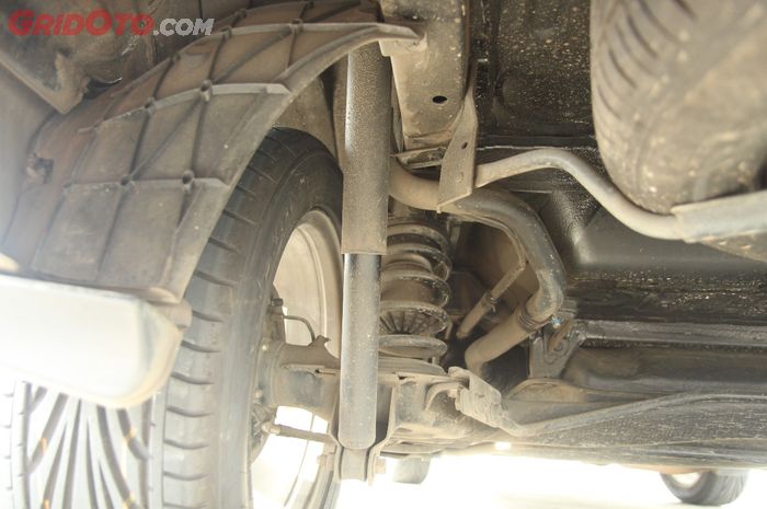 mobil bekas, sokbreker, sokbreker mobil, kenapa sokbreker mobil bisa rusak, penyebab sokbreker mobil cepat rusak, Karena Hal Sepele Ini, Sokbreker Mobil Bisa Cepat Jebol Saat Hujan