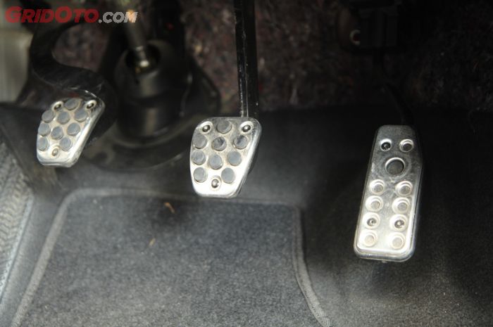 mobil manual, mobil bekas, pedal kopling, pedal kopling mobil manual, penyebab pedal kopling mobil enteng, Ini Penyebab Gigi Persneling Mobil Susah Masuk Pedal Kopling Enteng Saat Diinjak