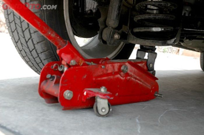body, posisi, roda, dongkrak, rangka, dongkrak gunting, Perlu Belajar, Posisi Dongkrak Mobil Salah Ternyata Bikin Masalah