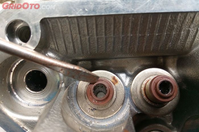 motor bekas, sil klep, klep motor, sil klep motor, tanda sil klep aus, tanda sil klep motor aus, ciri sil klep motor aus, apa tanda sil klep motor aus, kenapa sil klep motor aus, Inilah Tanda-tanda Yang Muncul Saat Sil Klep di Motor Bekas Mulai Aus