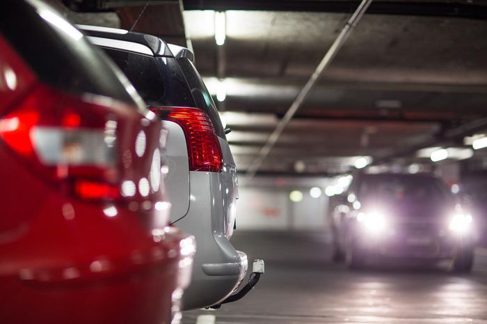 Jakarta, parkir mobil, tarif parkir, uji emisi, parkir mobil di jakarta, Mobil Belum Uji Emisi Tetap Ketahuan saat Parkir di Jakarta, Dishub Cek Lewat Ini
