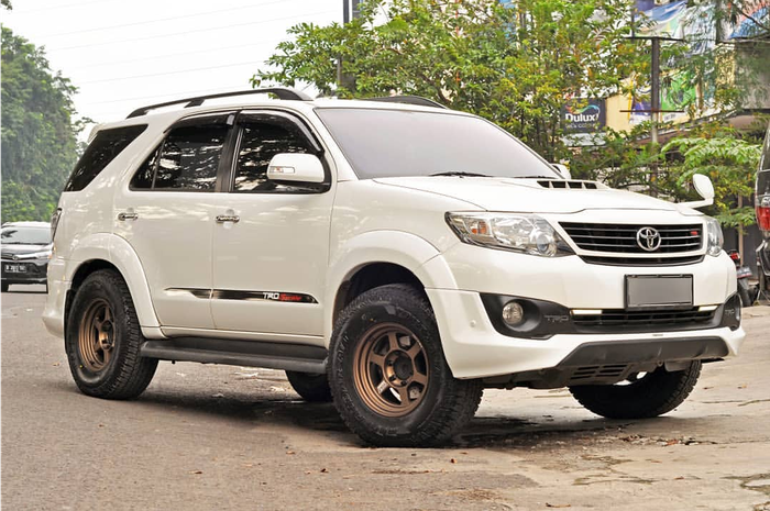 kaca spion, kaca, biaya, toyota fortuner, pecah, Spion beton, Kaca Spion Fortuner Pecah Enggak Usah Panik, Segini Biaya Gantinya