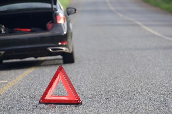 jalan tol, mobil mogok, segitiga pengaman, Nggak Bisa Asal, Pasang Segitiga Pengaman di Jalan Ada Aturannya
