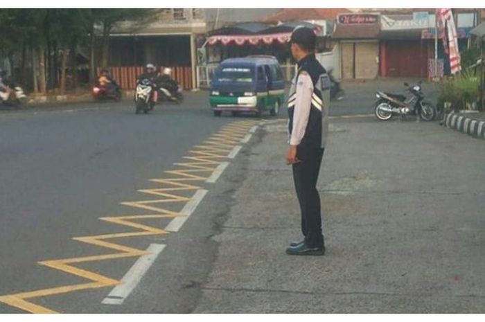 marka berbiku-biku, Marka Kuning Berbiku, Marka Zigzag, Marka Jalan Zigzag, Denda Injak Marka, Awas, Injak Marka Zigzag Kuning di Tepi Jalan Bisa Dipidana Kurungan dan Denda Seperempat Juta
