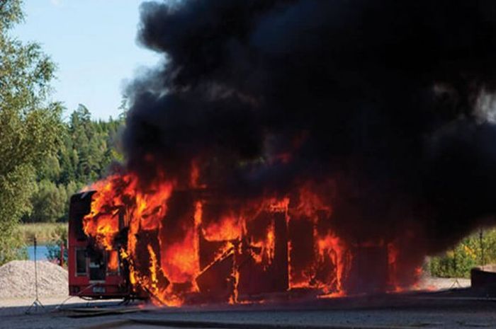 bus terbakar, knkt, kebakaran bus, ban bus, pirolisis, Nggak Nyangka, Perkara Rem Seret Bisa Jadi Pemicu Bus Terbakar