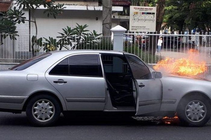 bahan bakar, aksesoris, kabel, terbakar, kelistrikan, korsleting, Mesti Waspada, Ini Faktor Penyebab Mobil Tiba-tiba Terbakar di Jalan