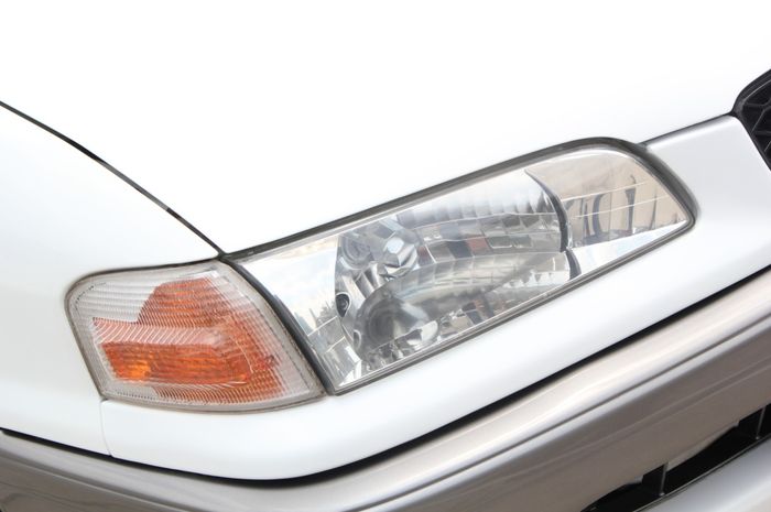 lampu mobil, sorot lampu mobil, reflektor lampu mobil, lampu mobil tidak terang, Biar Tak Penasaran, Ini 3 Penyebab yang Bikin Lampu Mobil Tidak Terang Saat Malam