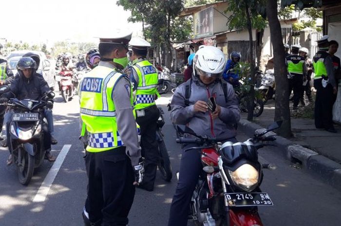 tilang, razia, Foto SIM, tilang kendaraan, foto stnk, Ini Alasan Foto Atau Video Tak Bisa Gantikan Fisik SIM Atau STNK Saat Ditilang