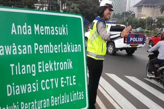 tilang elektronik, pejalan kaki ditilang, Pejalan Kaki Kena Tilang, Tilang Pejalan Kaki, ETLE Pejalan Kaki, Gawat, Kini Tilang Elektronik Bisa Menindak Pejalan Kaki di Jakarta