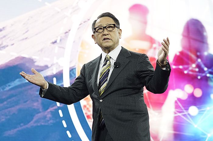 toyota, mobil listrik, hybrid, plug in hybrid, akio toyoda, Kata Bos Toyota, Ini Sebab Mobil Listrik Lebih Mencemari Lingkungan Dibanding Mobil Hybrid