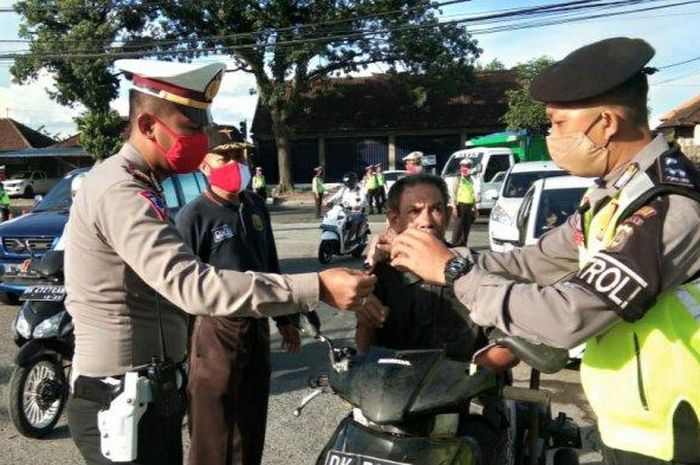 razia kendaraan bermotor, Surat Izin Mengemudi (SIM), razia kendaraan, tilang kendaraan, sita motor, Percuma Ngebantah, Polisi Bisa Sita Kendaraan Saat Razia Pakai Dasar Hukum Ini