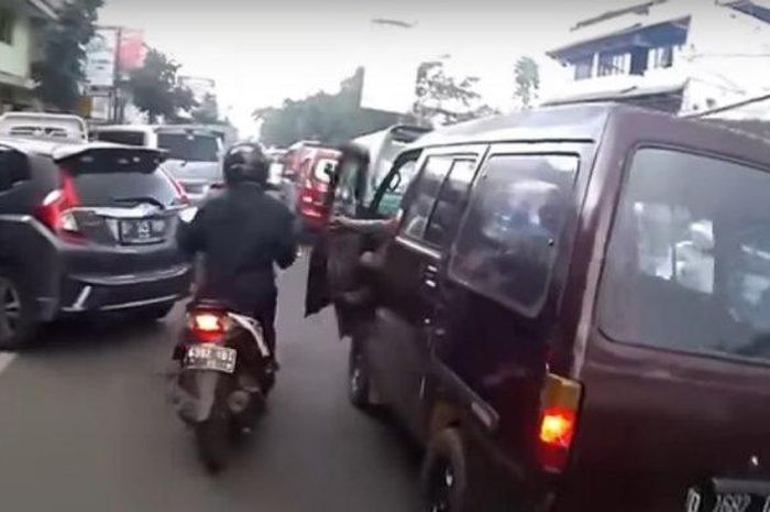 pintu mobil, prosedur buka pintu mobil, buka pintu mobil dadakan, Awas Tertabrak Kendaraan Lain saat Buka Pintu Mobil, Pakar Safety Kasih Wejangan