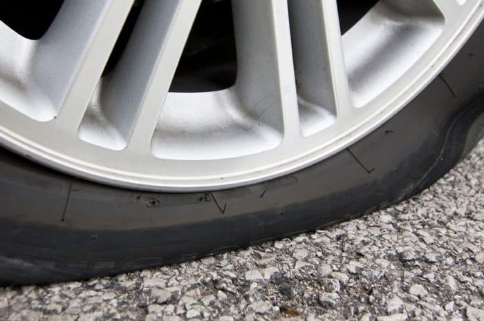 ban mobil, mobil bekas, penyebab ban kempis, Ban mobil kempis, apa penyebab ban mobil kempis, kenapa ban mobil kempis saat pagi, Ini Penyebab Ban Mobil Bekas Tiap Pagi Selalu Kempes, Bikin Kesel