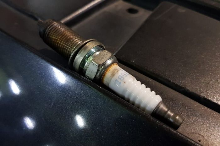 keramik, arus listrik, kebocoran, busi, metal shell, flash over, Mengenal Istilah Flash Over Pada Busi Mobil, Ini Penjelasan Pabrikan