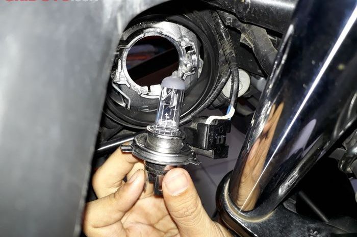 lampu depan, lampu halogen, pegang kaca bohlam, kaca bohlam, pasang lampu halogen, Jadi Tahu, Ternyata Kaca Bohlam Lampu Halogen Tidak Boleh Dipegang, Ini Alasannya