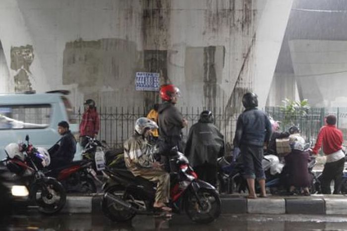 motor, musim hujan, denda tilang, berteduh ditilang, berteduh di bawah flyover, Masalah Serius, Berteduh di Bawah Flyover Bisa Bikin Pemotor Ribut Sama Istri di Rumah
