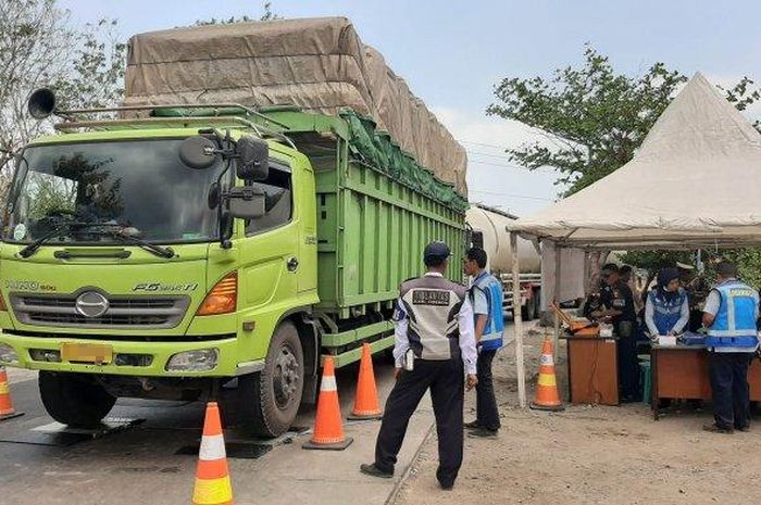 jatiasih, pembatasan truk, tol jorr, Exit Tol Jatiasih, Macet Jatiasih, Sopir Truk Bisa Kelimpungan, Mulai Tanggal Segini Enggak Bisa Keluar Tol Jatiasih