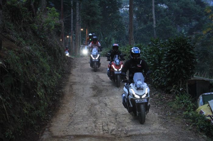 astra honda motor, matic adventure, motor touring, Honda ADV 160, ADV 160, harga honda adv 160, Cari Matic Spek Enak Diajak Blusukan? Honda ADV 160 Layak Dipertimbangkan, Cek Speknya