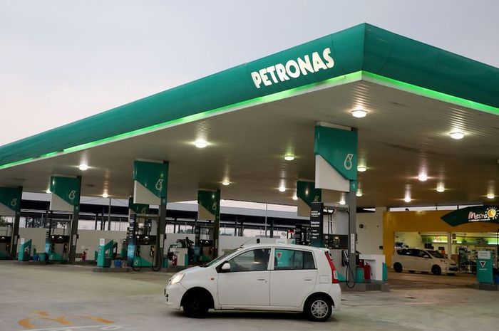 bbm subsidi, harga bbm turun, harga bbm Malaysia, BBM malaysia, bbm ron 95, Bikin Iri Warga Indo, Harga BBM Subsidi RON 95 di Malaysia Bakal Turun Jadi Rp 7.680 Per Liter