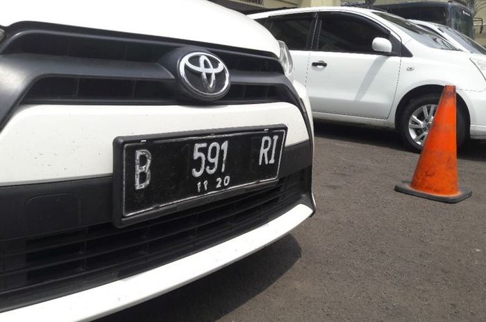 pelat nomor, pelat nomor cantik, pelat nomor mobil, biaya bikin pelat nomor cantik, Ini Spek Bikin Pelat Nomor Cantik Rp 5 Juta Vs Rp 20 Juta, Beda di Bagian Ini