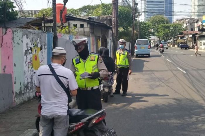 tilang, razia, razia kendaraan, Fotokopi STNK, Fotokopi SIM, Bawa Fotokopi SIM Atau STNK Saat Razia Polisi di Jalan, Tetap Ditilang?