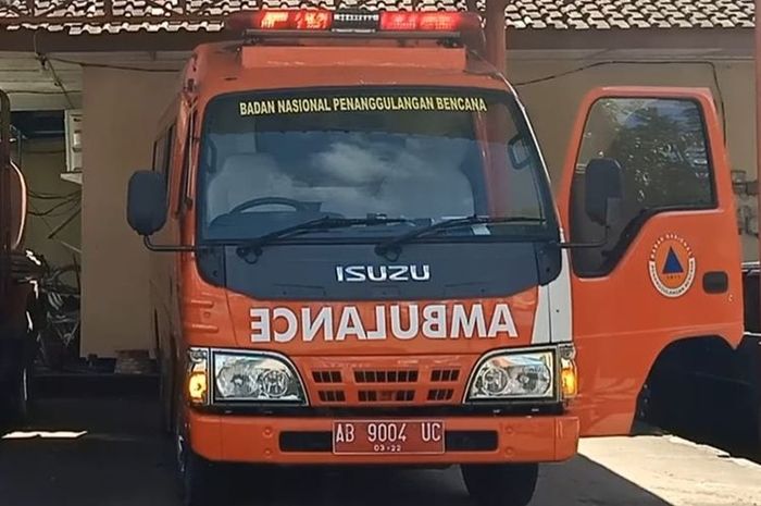 ambulans, ambulance, Tulisan Ambulans Terbalik, Tulisan Ambulance Terbalik, Bukan Salah Tukang Cat Atau Stiker, Ini Kenapa Tulisan Ambulans Dibuat Terbalik