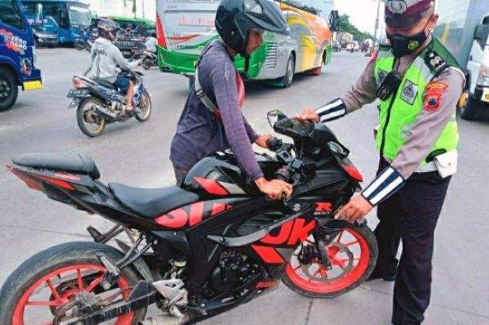 sidang, tilang, tilang kendaraan bermotor, tilang kendaraan, Denda titipan, ditilang di luar kota, Tak Perlu Sidang, Ini Cara Ambil SIM Langsung Usai Kena Tilang di Luar Kota