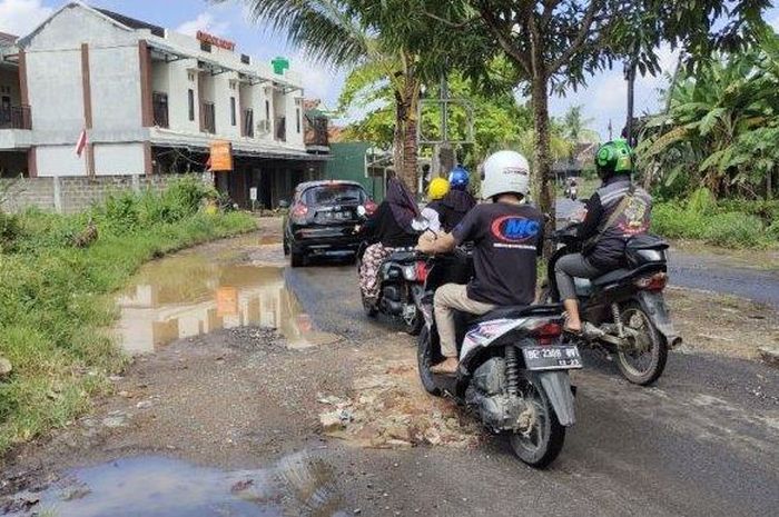 jalan rusak, komstir, komstir oblak, one garage, Terima Nasib, Komponen Ini Lebih Mudah Oblak Kalau Motor Sering Lewat Jalan Rusak