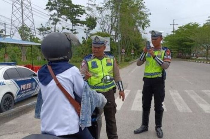 tilang elektronik, operasi patuh jaya, tilang manual, Ada ETLE, Dua Model Pelanggaran Ini Tetap Diatasi Pakai Tilang Manual