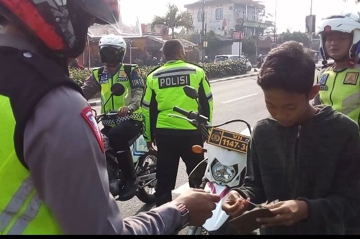 tilang, stnk, lupa bawa SIM, Lupa bawa SIM dan STNK, Ramai Lupa Bawa SIM dan STNK Tidak Bisa Kena Tilang, Polisi Beberkan Faktanya