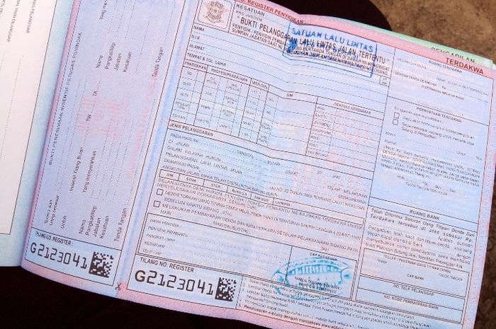 surat tilang, tilang kendaraan bermotor, tilang kendaraan, surat tilang warna merah, Perlu Tahu, Ini Yang Harus Dilakukan Saat Pengendara Minta Surat Tilang Merah