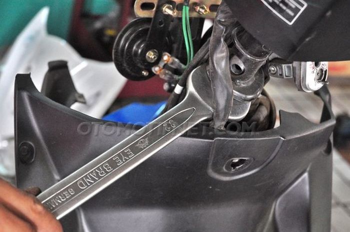 motor matic, komstir motor, cara menyetel komstir, cara setel komstir, cara mengencangkan komstir motor, cara mengencangkan komstir motor matic, penyebab komstir motor jeduk, Begini Cara Yang Benar Mengencangkan Komstir Motor Matic, Simak