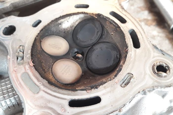 ruang bakar, kerak karbon, biaya servis besar, one garage, Enggak Mahal, Segini Biaya Bersihkan Kerak Mesin Motor di Bengkel Spesialis