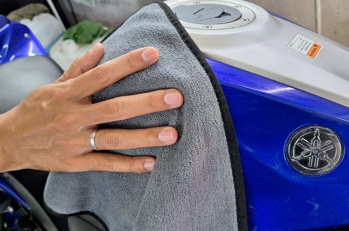 bodi motor, motor bekas, cairan wax, cara pakai cairan wax, cara pakai cairan wax untuk bodi motor, cara menyamarkan baret halus, Cara Menyamarkan Baret di Body Motor Bekas Pakai Cairan Wax, Simak Langkahnya