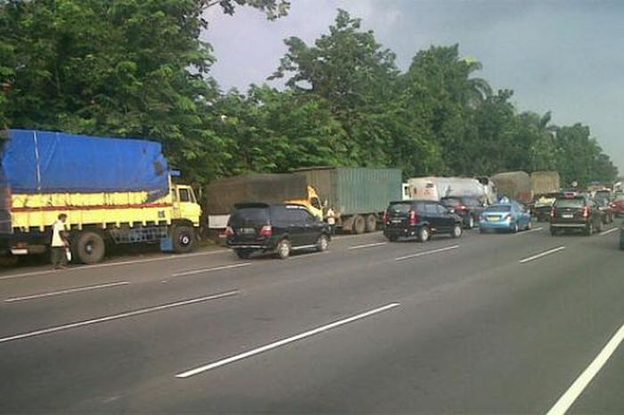 sopir truk, truk parkir, truk parkir di bahu jalan tol, Pentesan Saja, Ini Kenapa Truk Doyan Parkir di Bahu Jalan Tol