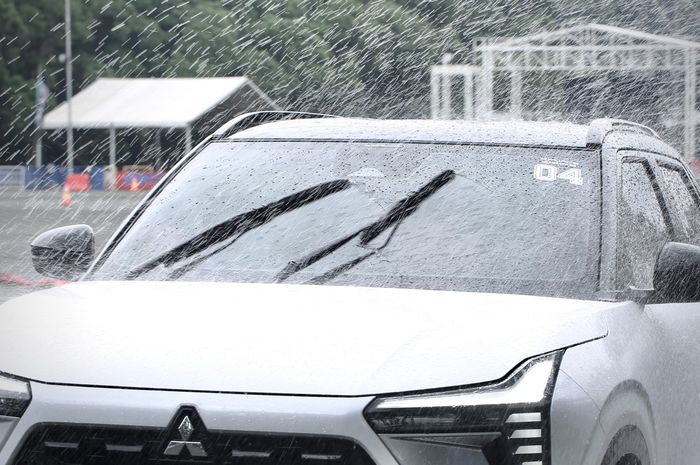 kaca, kaca mobil, mobil bekas, kaca mobil buram, penyebab kaca mobil buram, penyebab kaca mobil buram saat hujan, kenapa kaca mobil buram saat hujan, kaca mobil buram saat hujan, Hati-hati Kaca Mobil Buram Saat Hujan Deras, Treatment Ini Wajib Dilakukan