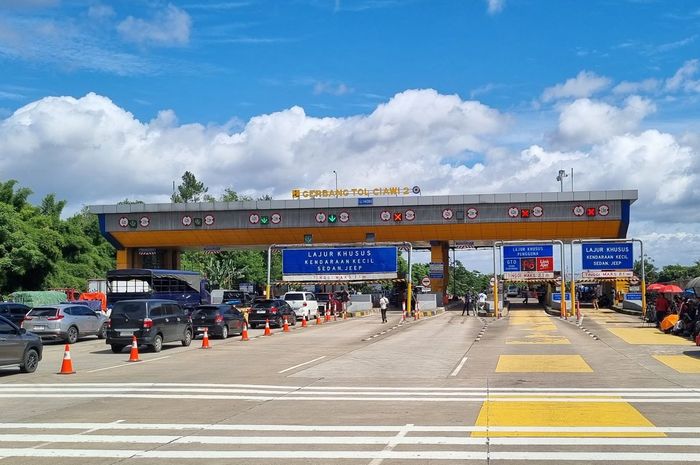jalan tol, gerbang tol, STNK diblokir, mobil terobos gerbang tol, sanksi mobil tidak bayar tol, Nggak Usah Cari Perkara, Terobos Gerbang Tol Tanpa Bayar Sanksinya Berat