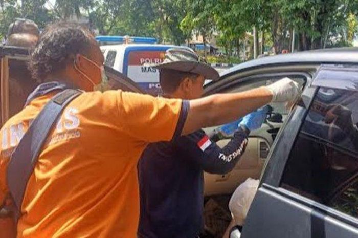 innova, tewas dalam mobil, Kijang Innova, sejoli tewas di dalam mobil, Misteri Innova Parkir di Pinggir Jalan Surabaya Terkuak, Warga Kaget Saat Kaca Diketok