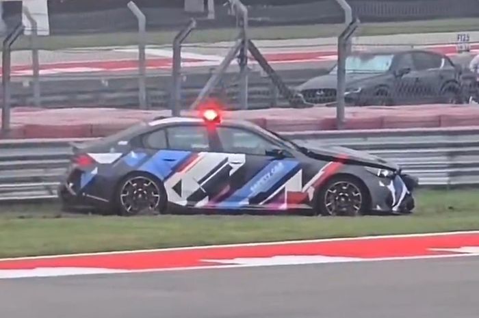 MotoGP, Marc Marquez, motogp americas, safety car, MotoGP 2025, Video Detik-detik Safety Car Tergelincir di MotoGP Amerika Tersebar