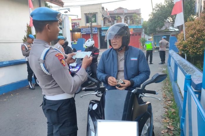 fotokopi, surat izin mengemudi, stnk, surat tanda nomor kendaraan, Fotokopi STNK, Bisakah Pakai Fotokopi STNK dan SIM Saat Ada Pemeriksaan di Jalan? Ini Jawabannya