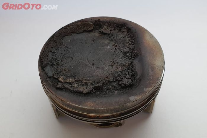 piston, ultraspeed racing, ruang bakar, kerak karbon, Banyak Yang Enggak Sadar, Begini Ciri-ciri Piston Motor Berkerak