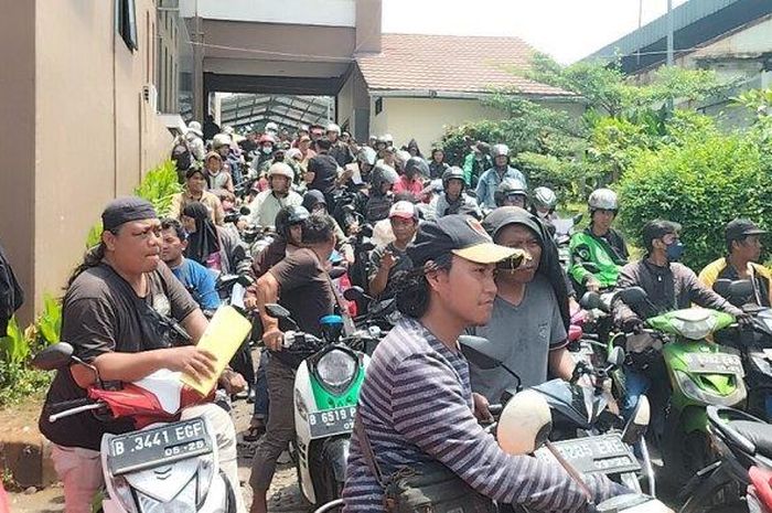 dedi mulyadi, Balik nama kendaraan, samsat depok, pemutihan jawa barat, Pemutihan Pajak Jabar, Kantor Samsat Depok Dikepung Pemilik Mobil dan Motor, Macet Berjam-jam Karena Cari Ini