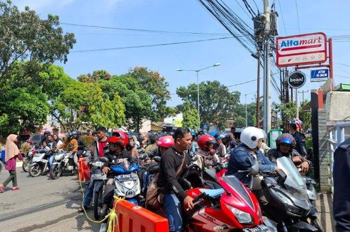 dedi mulyadi, pajak kendaraan, pemutihan pajak kendaraan, Pemutihan Pajak Jabar, Samsat Soreang, Kantor Samsat Soreang Bandung Mendadak Penuh Sesak, Dipadati Pemilik Motor Cari Untung Ini